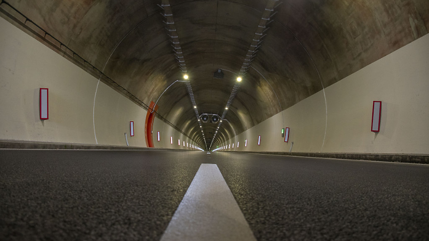 Тунелът е изграден по нов австрийски метод. На денонощие са прокопавани около метър и половина във всяка тръба и веднага след това е изграждана първичната облицовка на съоръжението с крепежни елементи, пръскан бетон и анкери. 