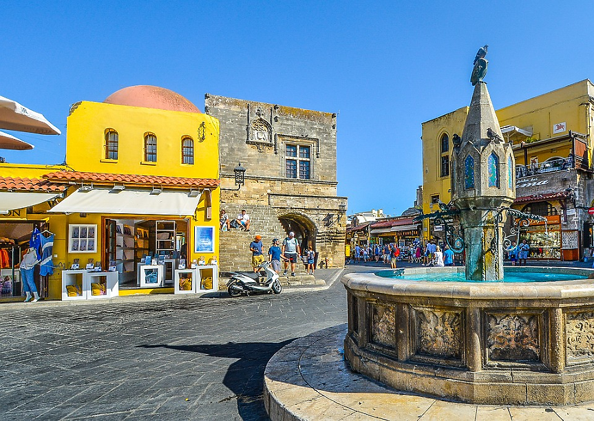 Родос е една от най-добрите туристически дестинации в Гърция, а основната му привлекателна сила е средновековната цитадела в Стария град.