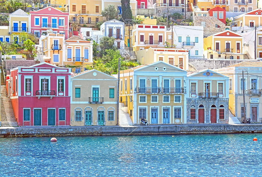 Малкият Сими има най-красивото пристанище в Гърция - неокласически имения в различни нюанси се издигат като мираж от морето. Построен от търговци на гъби и подправки от 19-и век, целият град сега е национален паметник. 