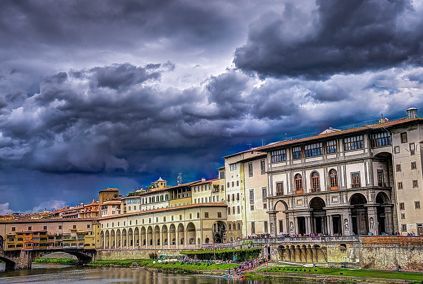 Флоренция се намира в Централна Италия и е столица на регион Тоскана. Към 2022 г. има население от 709 915 души, като е осмият по големина град в страната.