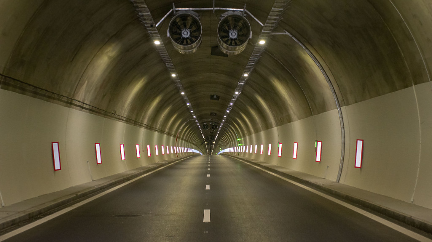  Тунелът е с две отделни тръби за движение. Дължината на всяка е около 2 км.