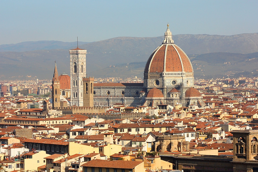 Най-емблематичната забележителност на Флоренция е нейната катедрала - Duomo di Firenze. Строителството й започва през 1296 г. и отнема около 140 г. Базиликата е една от най-големите църкви в Италия. 