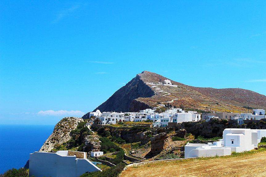Селският площад трябва да бъде първото ви пристанище на всеки гръцки остров, за да се приспособете към бавния ритъм на живот. На Фолегандрос това представлява предизвикателство: скалистата столица Хора има не един, а три площада.