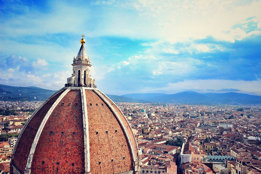 Куполът на Duomo di Firenze е направен от повече от 4 милиона тухли и тежи внушителните 37 000 метрични тона. Висок над 10 етажа, и до днес той остава най-големият тухлен купол в света.