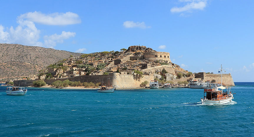 Най-големият остров в Гърция, родното място на Зевс, Крит има древни руини, заснежени върхове и изобилие от плажове. Слънчевото греене е почти гарантирано през цялата година, но пролетта е особено прекрасна за разходки и разглеждане на забележителности. 