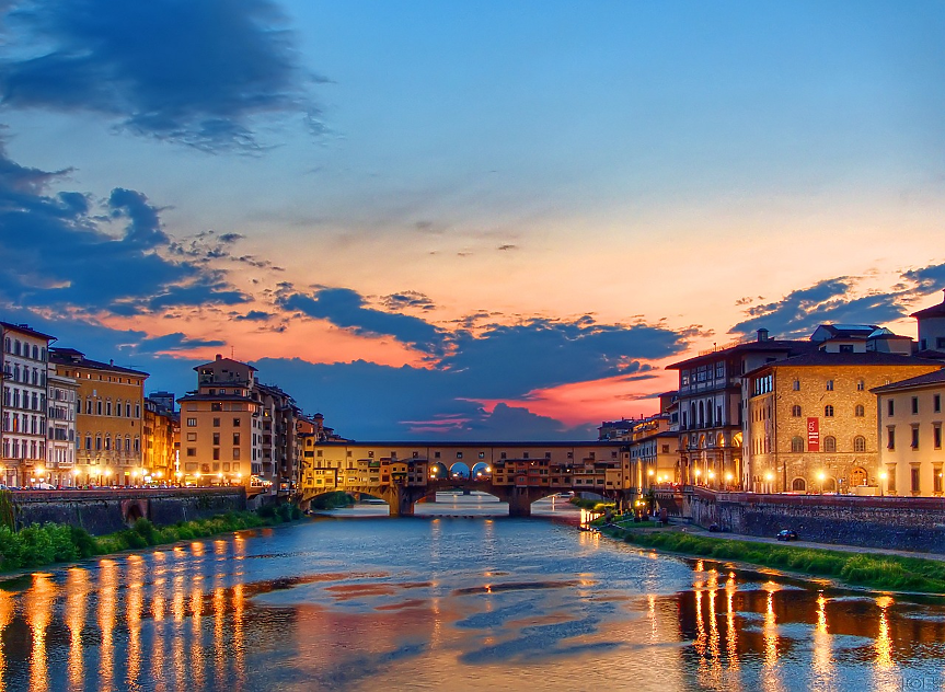 Мостът Ponte Vecchio е икона на Флоренция. Построен през 1345 г., той минава над река Арно с три арки - новаторски дизайн за времето си.