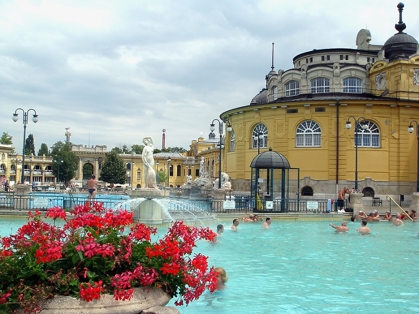 Емблематичната термална баня Széchenyi е най-голямата лечебна баня в Европа - с 15 вътрешни и 3 външни басейна.
