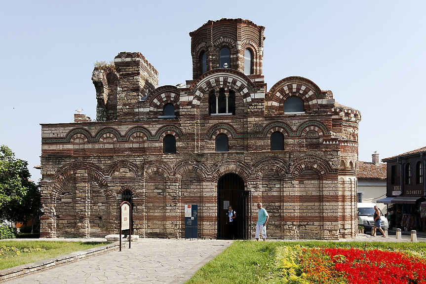 Централната църква на Месемврия носи името на Света София - както е и в Константинопол.