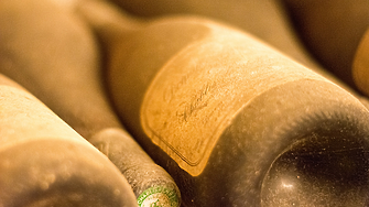 Най-старото вино в течна форма, намирано някога, откриха в недокосната римска гробница