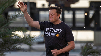 Още пет години: Мъск остава начело на Tesla