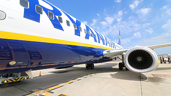 Самолет на Ryanair, летящ от Лондон до Гърция, се блъсна в ограда след кацане