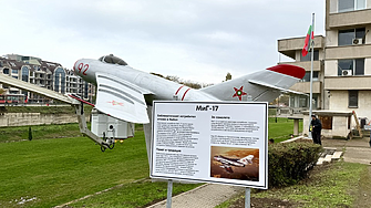 В Ямбол върнаха на мястото му възстановен изтребител