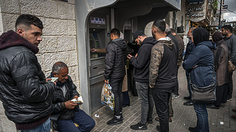 Огънят спря, но палестинците откриха, че в новоотворените банки няма пари Огънят спря, но палестинците откриха, че в новоотворените банки няма пари