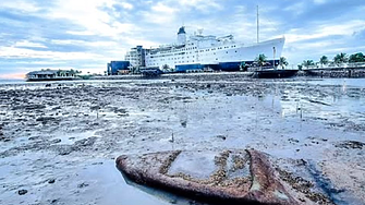 Най-старият пътнически кораб в света сега е хотел на брега на морето