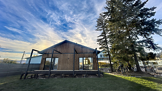 7 млн. лв. инвестиция: Завод за сглобяеми дървени къщи откриха в Търговище  7 млн. лв. инвестиция: Завод за сглобяеми дървени къщи откриха в Търговище