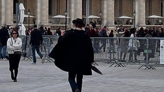 Кой е стилно облеченият мъж от популярната снимка от деня на обира на Лувъра?