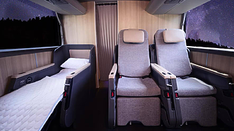 Как изглеждат европейските автобуси бизнес класа, в които седалките стават на легла?