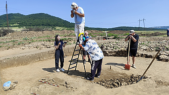 Раннохристиянска базилика и средновековно гробище откриха при разкопки по трасето на газопровод край Бургас