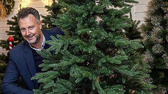 От Раковски до Париж: Как българска фирма произвежда коледните елхи на цяла Европа