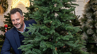 От Раковски до Париж: Как българска фирма произвежда коледните елхи на цяла Европа