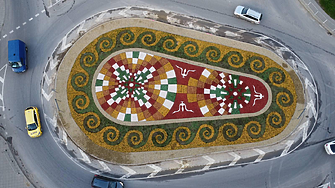 Елемент от римска мозайка изобразиха с хиляди растения в Стара Загора (снимки)