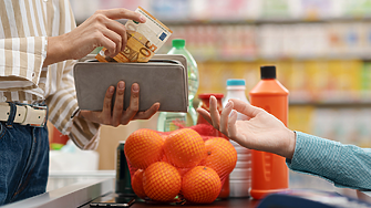 Lidl отчита около 20% ръст на плащанията в брой в първите дни на двойно обращение