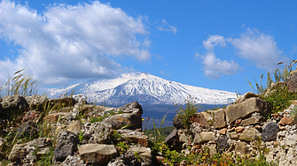 Заради нови правила: Екскурзоводите до най-активния вулкан в Европа стачкуват