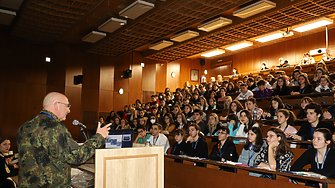 Търсят се кандидати за военни лекари и медицински сестри