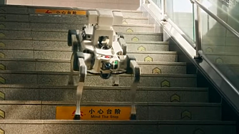 Това ли е бъдещето на жп транспорта? Кучета роботи и дронове превзеха метростанция в Китай