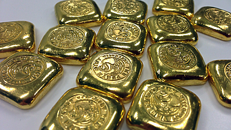 Златото поскъпва, подпряно от евтиния долар