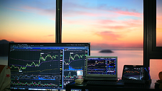 Петролът и доларът поскъпват