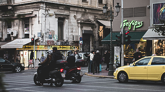 Таксиметрови шофьори в Гърция се готвят за безсрочна стачка, летищни блокади  