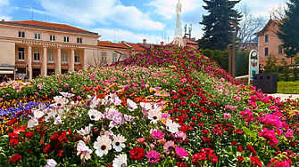 Враца и Русе посрещат Великден с обновена празнична украса и цветни фестивали (снимки)