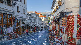 Средната заплата в Албания гони €900 през 2025 г.: В кои сектори плащат най-много?