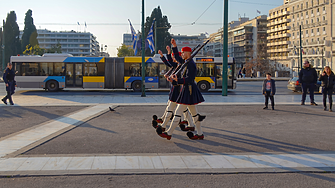 Гигантски кораб достави 125 нови електрически автобуса за градския транспорт в Гърция