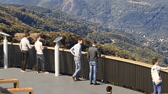 Изграждат панорамка площадка на Копитото