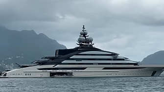 Суперяхта на руски олигарх, приятел на Путин, премина през Ормузкия проток