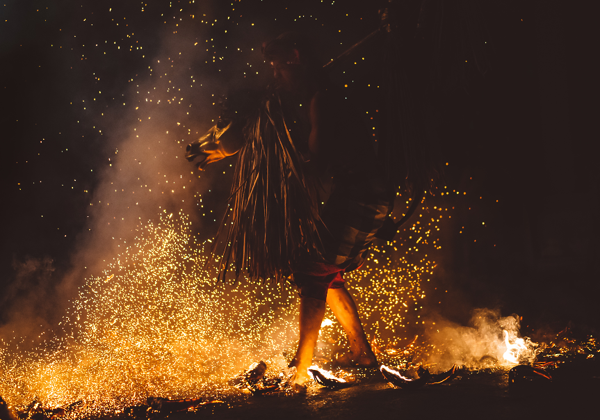 Преди почти пет века на остров Бега племето Савау въвежда церемонията по ходене върху огън – наречена у нас нестинарство, превърнала се в една от най-популярните дейности във Фиджи. 