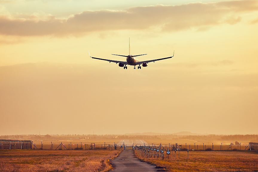 Заблуждават ли авиокомпаниите своите пътници за компенсациите на въглеродните емисии?