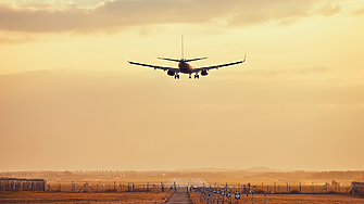 Заблуждават ли авиокомпаниите своите пътници за компенсациите на въглеродните емисии?