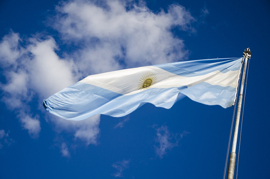 При 80% годишна инфлация: Аржентина вдигна основната си лихва до 75%
