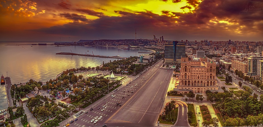 Столицата Баку се намира на 28 метра под морското равнище – най-ниско разположеният столичен град в света. 