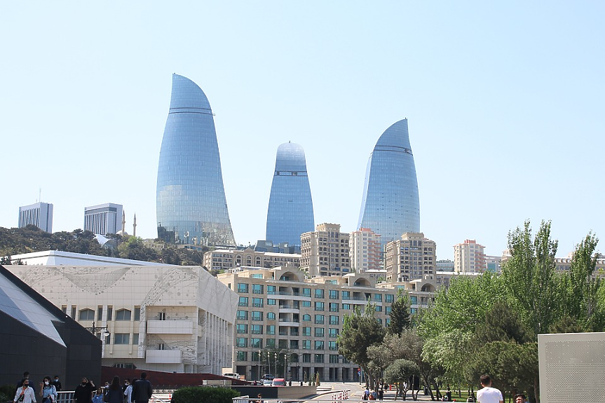 Стъкленото синьо трио от небостъргачи, известни като Flame Towers, доминират над хоризонта на Баку, докато други съвременни сгради, като културния център Heydar Aliyev, добавят към уникалността му.