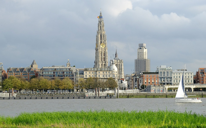 Първият небостъргач в Европа е построен в Белгия. Той е изграден през 1928 г. в Антверпен. Сградата, сега известна като Boerentoren или KBC Tower, е била най-високата сграда на континента до 1940 г. 