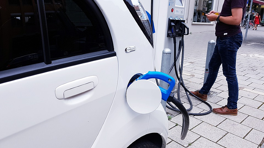 Британци зареждат електромобили на обществени станции на цени почти колкото бензина 