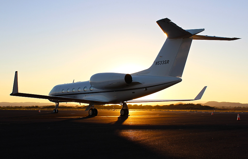 Вторият най-богат човек в света продаде самолета си, следели го в Twitter