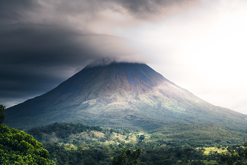 Коста Рика е част от Тихоокеанския огнен кръг и има над 200 вулканични образувания, създадени преди повече от 65 милиона години. Около 100 от тях показват признаци на активност, само пет са класифицирани като активни вулкани.