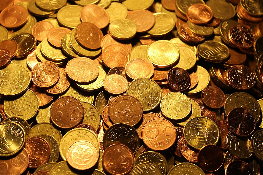 Белгиец е проектирал общите страни на евро монетите. Дизайнът на Люк Люикс е избран победител в конкурс за дизайн на ЕС, а инициалите му LL се намират върху всички цифрови страни на евро монетите.