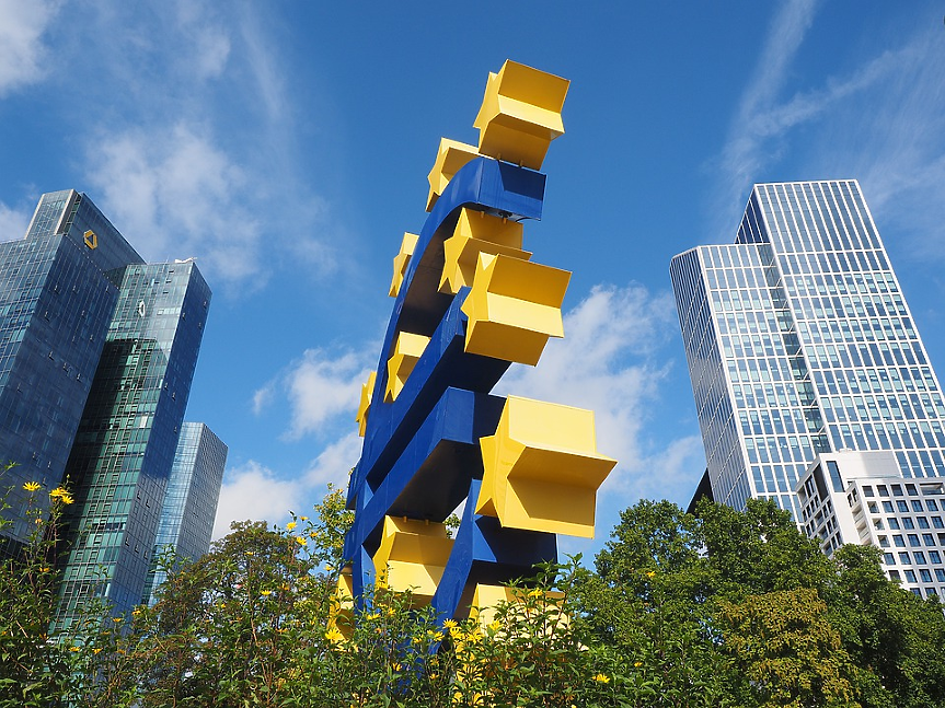 Криптокомпания спаси скулптурата на еврото във Франкфурт