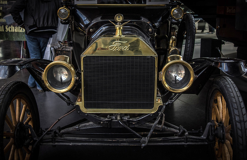 Първият Model T има монтиран 2.9-литров редови четирицилиндров двигател с мощност от 20 конски сили и развива максимална скорост от 68 километра в час.